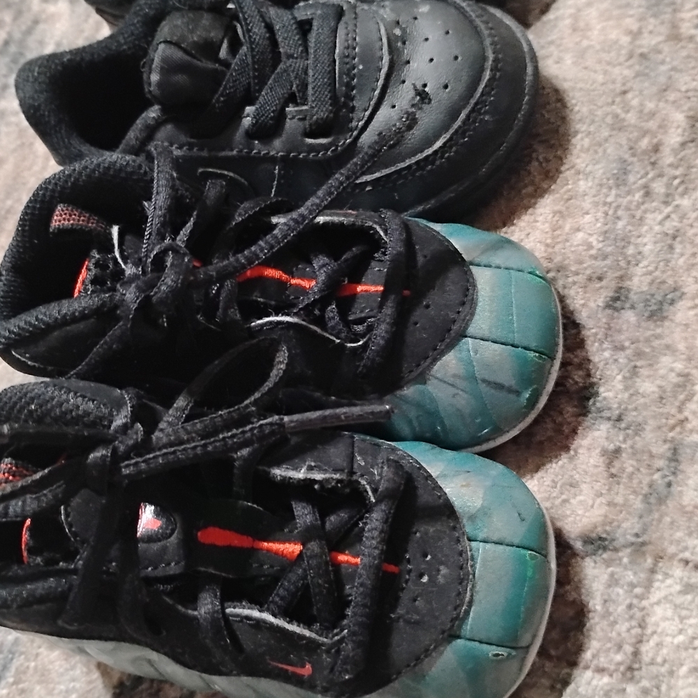Nike Kids Black and Teal/Green Athletic Sneakers
